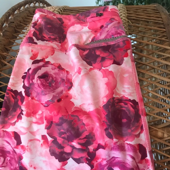 Small Pure & Simple 3/4 Rosey Leggings - Picture 3 of 5